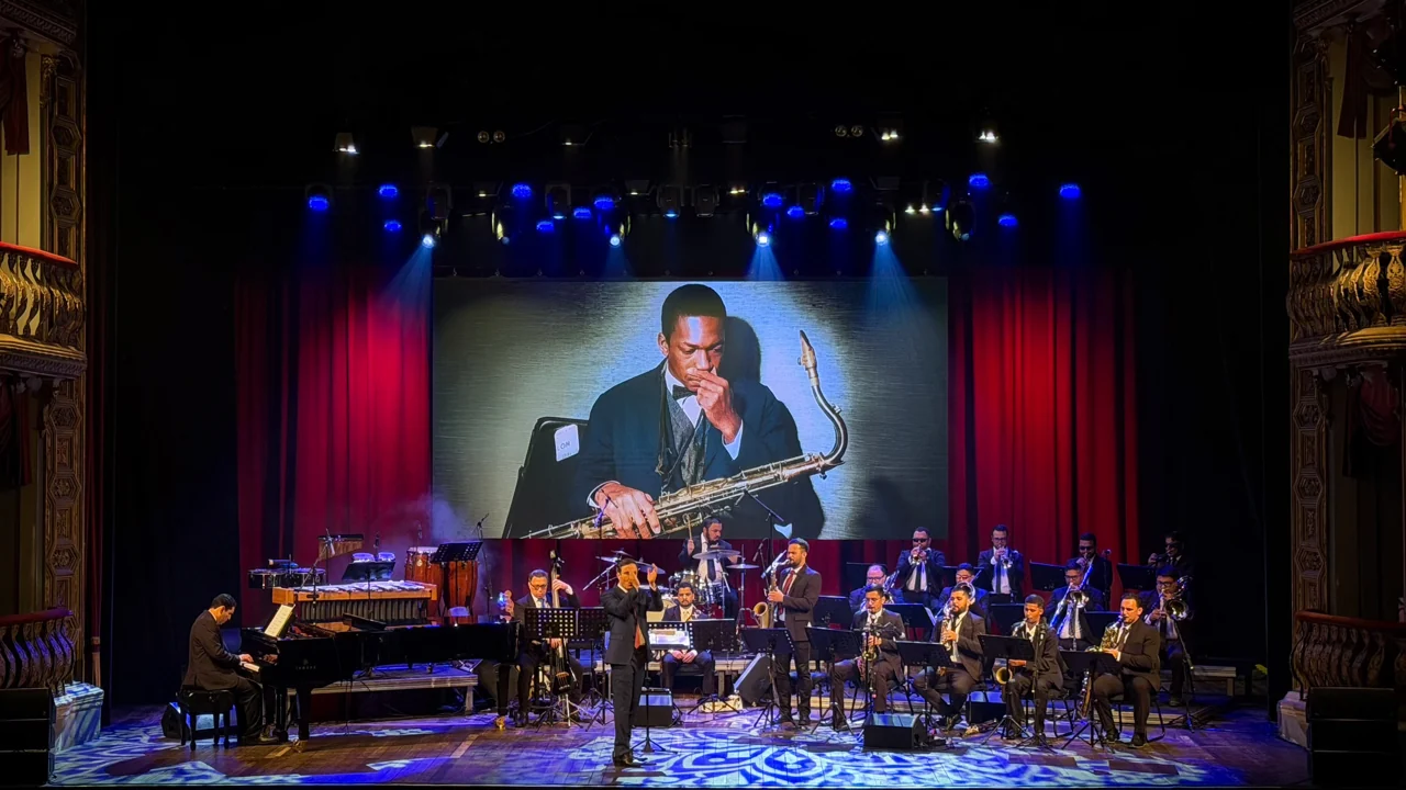 Amazônia Jazz Band reunida no palco, com a formação completa em apresentação