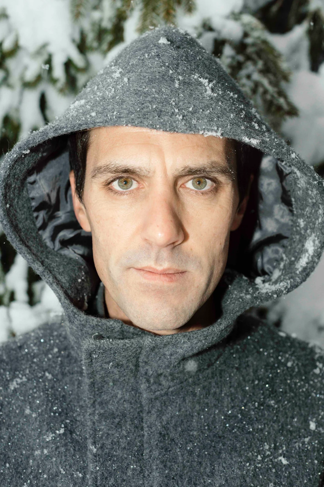 Retrato de Thomas Strønen com capuz, sob a neve